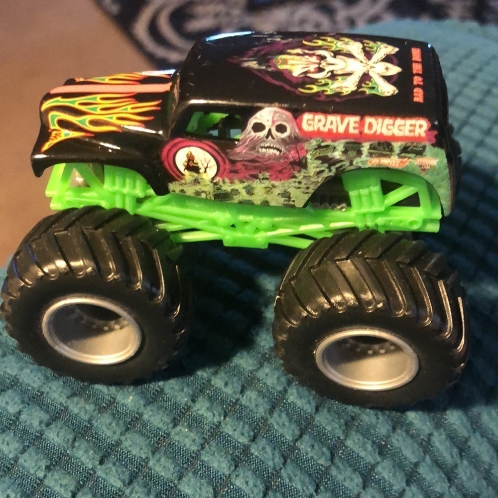 Lot of 4 Hot Wheels Monster Jam Trucks T-Maxx Grave Digger Scarlet Bandit + 1 - Picture 14 of 15